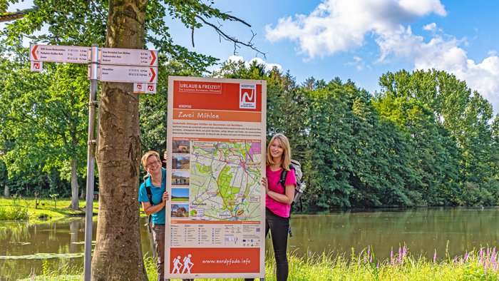 Infotafel und Beschilderung am NORDPFAD Zevener Geest, Foto: Björn Wengler Fotografie