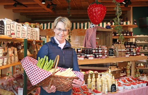 Friederike Schloh mit Spargel im Hofladen