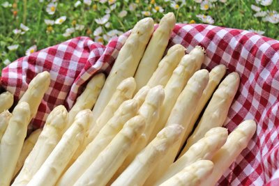 Weißer Spargel im Korb